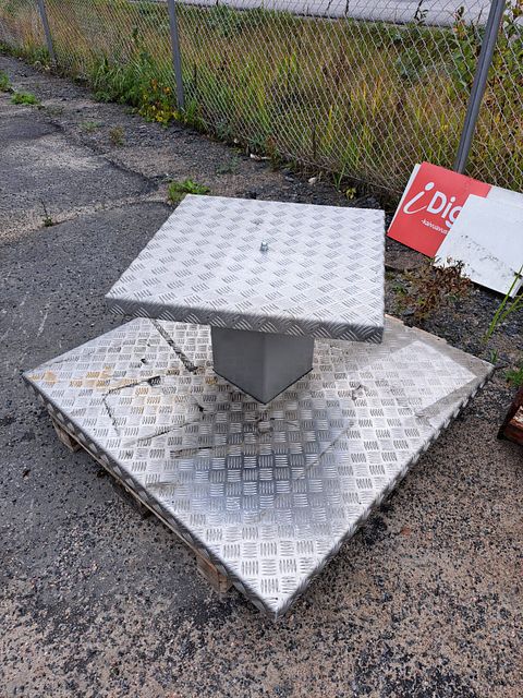 Image 1/8