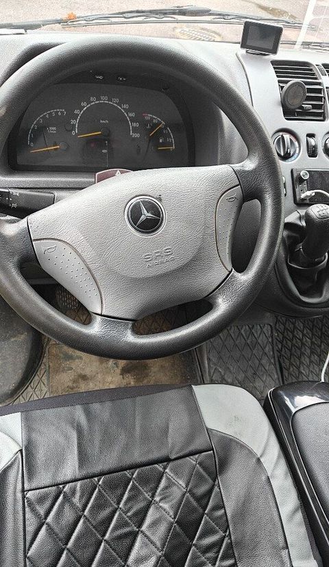 Image 8/10