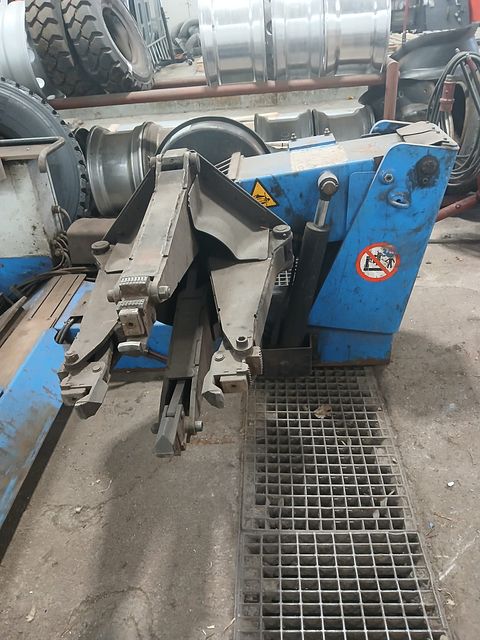 Image 3/9