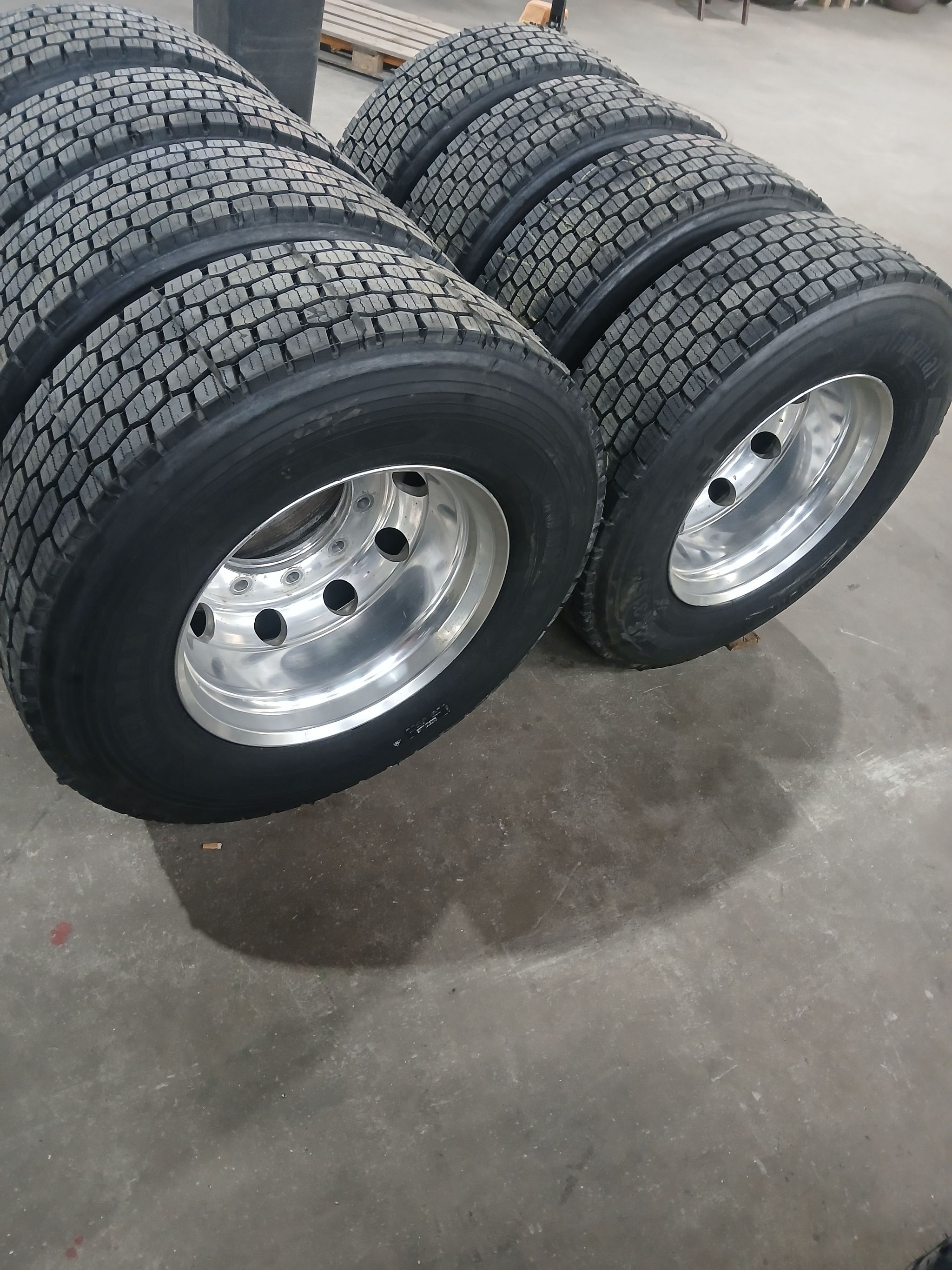 Image 8/12