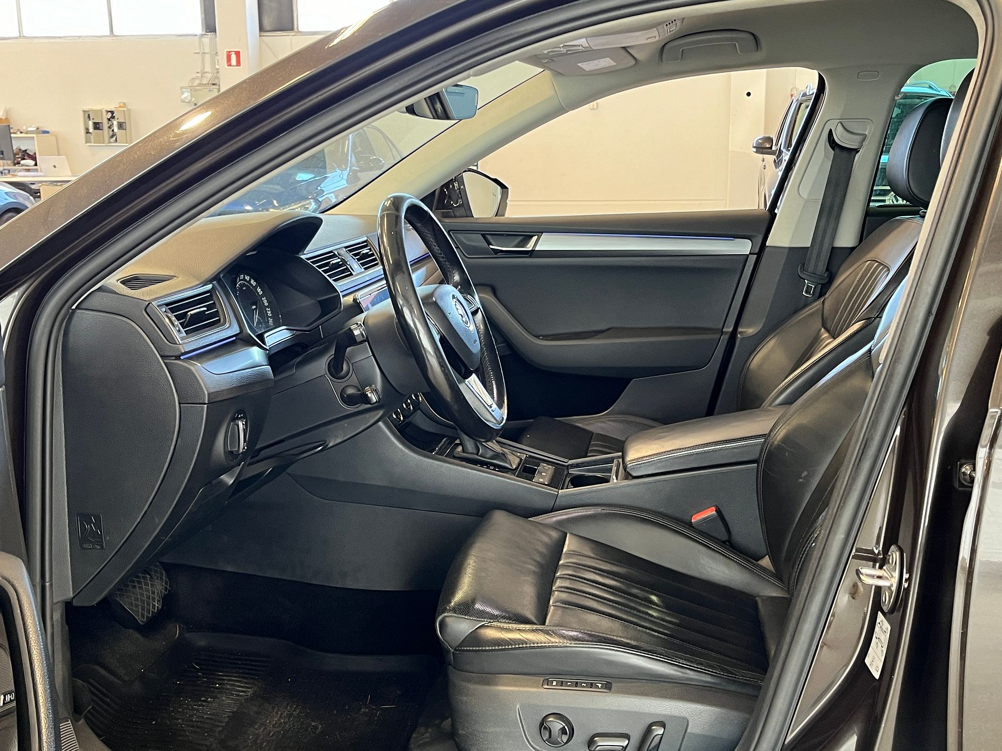 Image 18/63