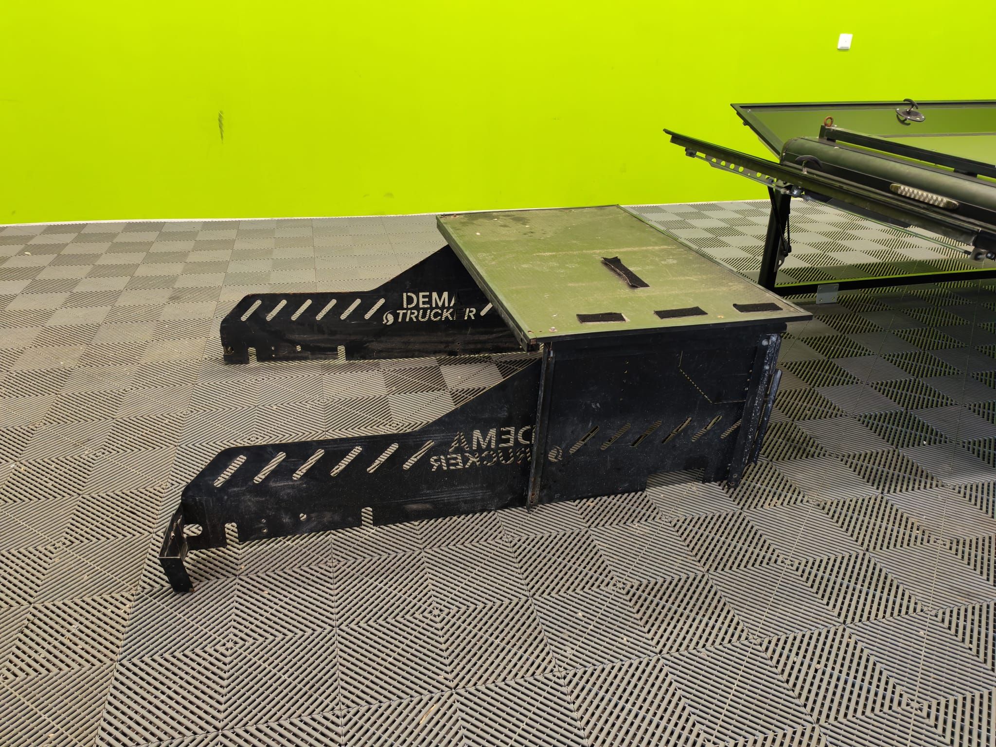 Image 6/9