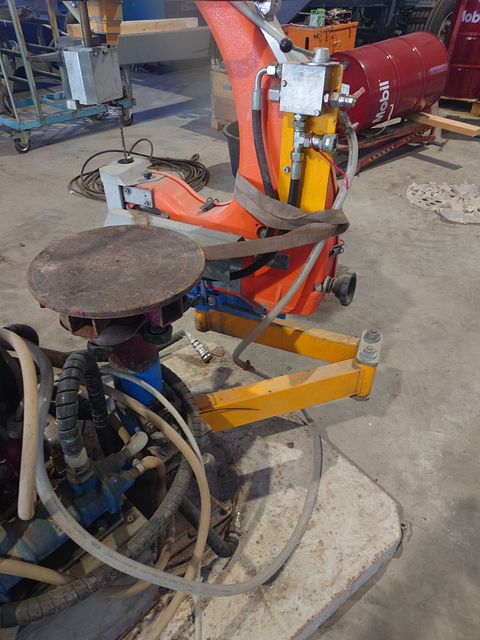 Image 2/8