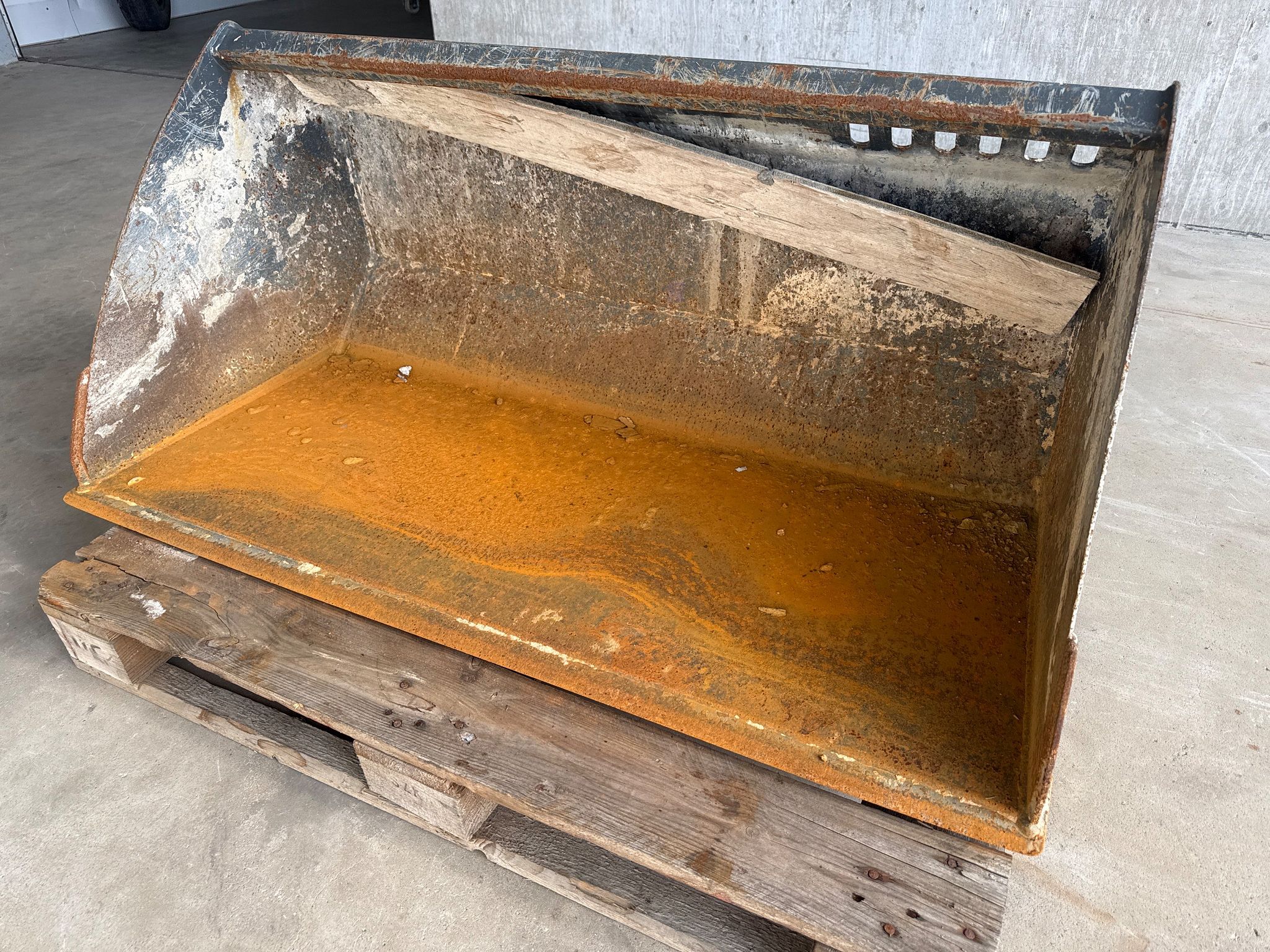 Image 3/8