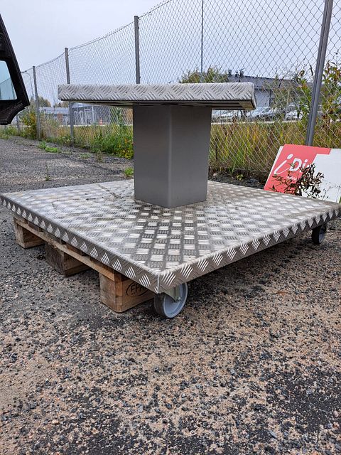 Image 2/8