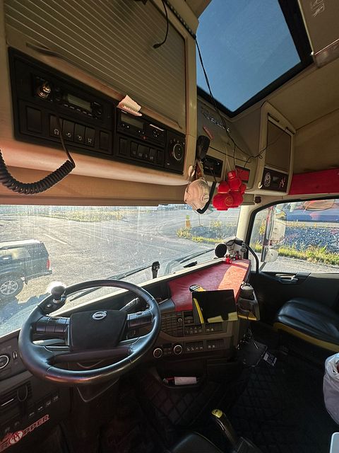 Image 4/10