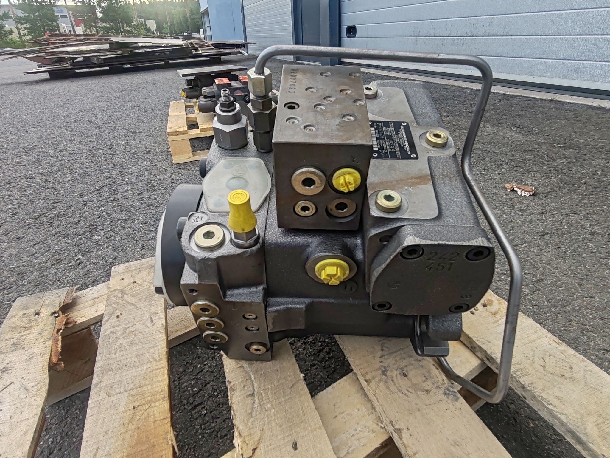 Image 2/4
