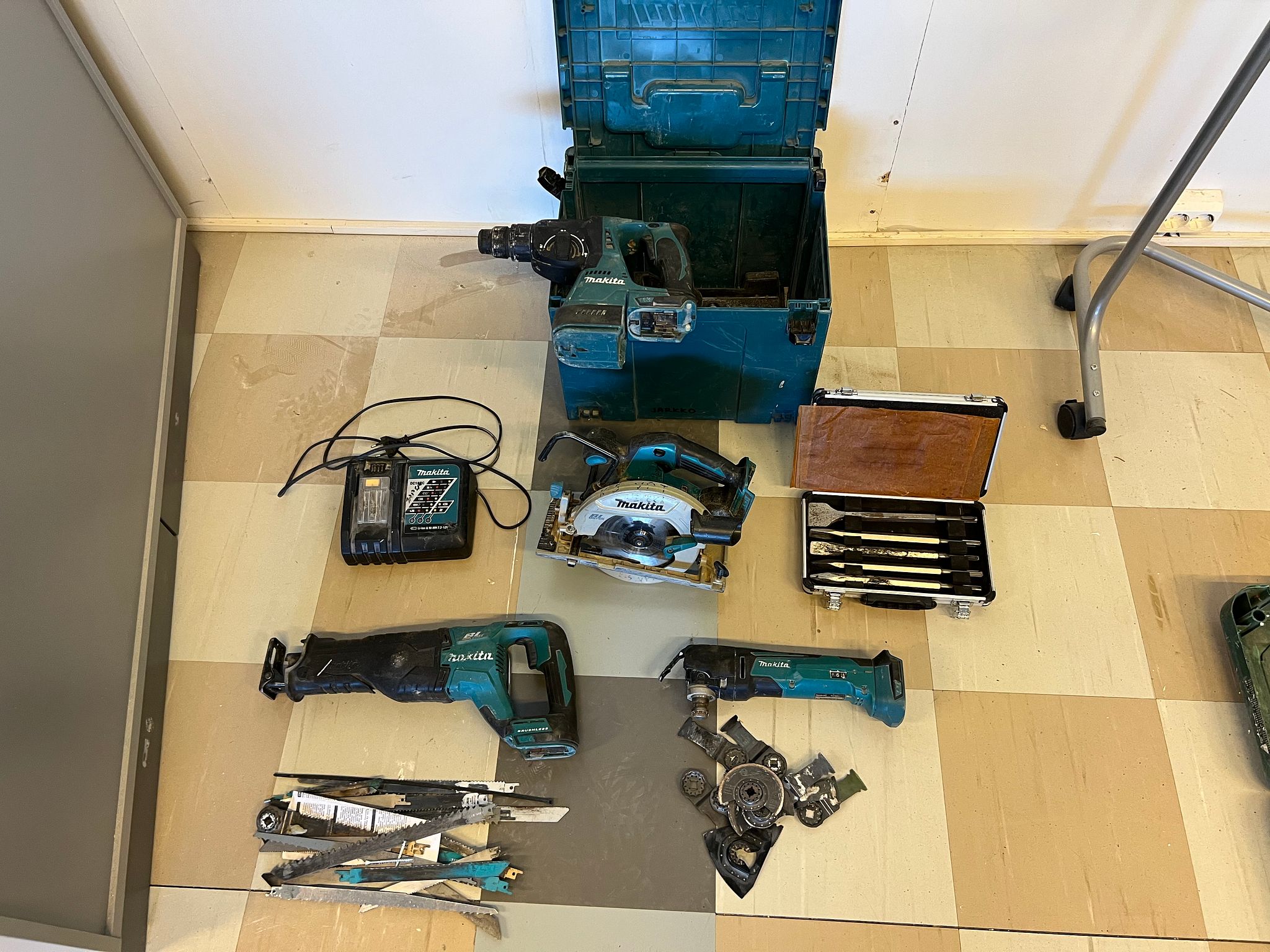 Image 1/18