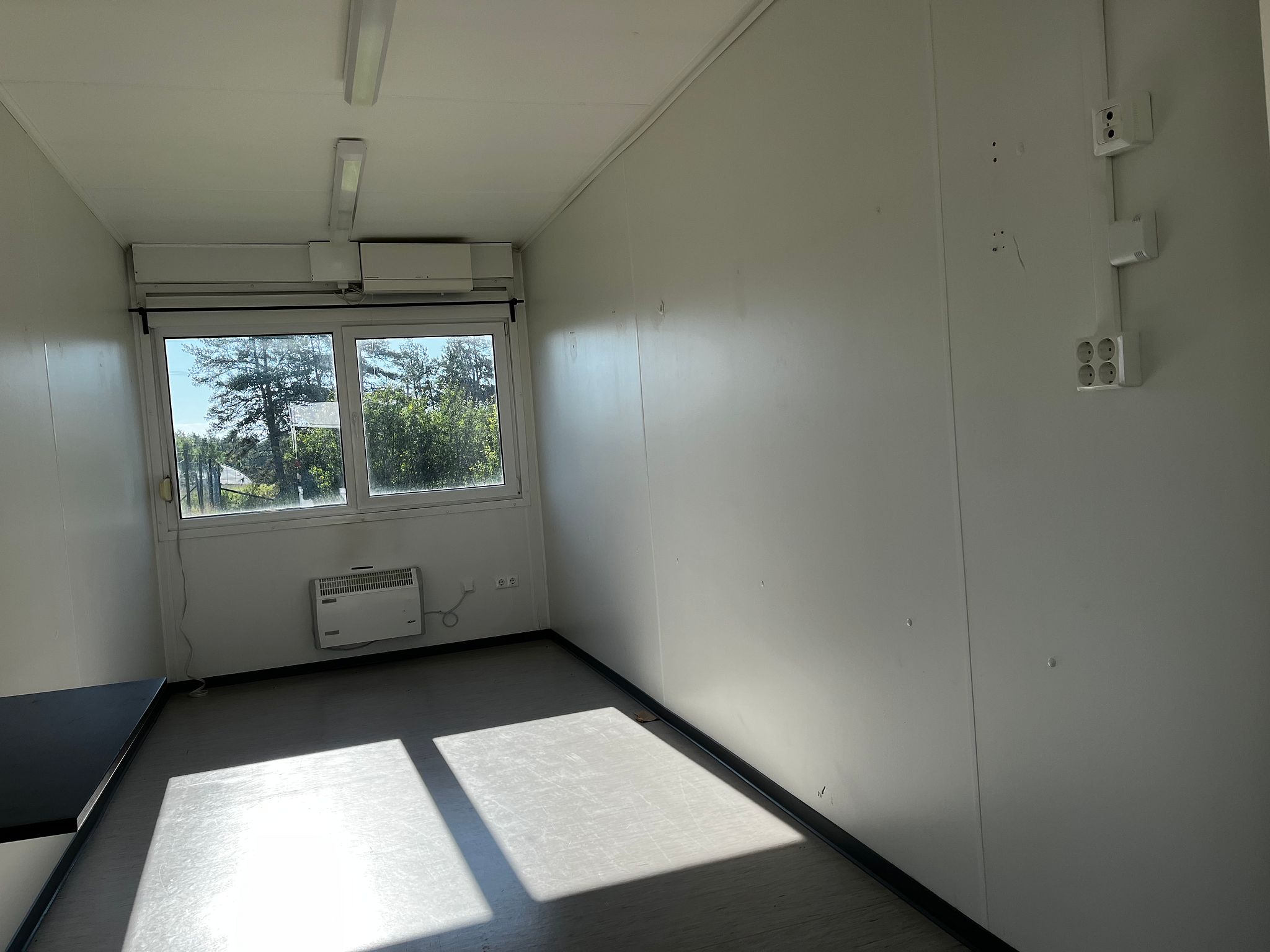 Image 8/12