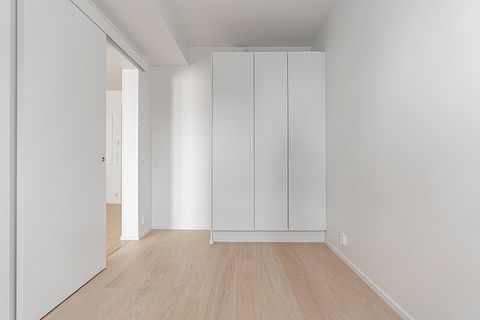 Image 10/16