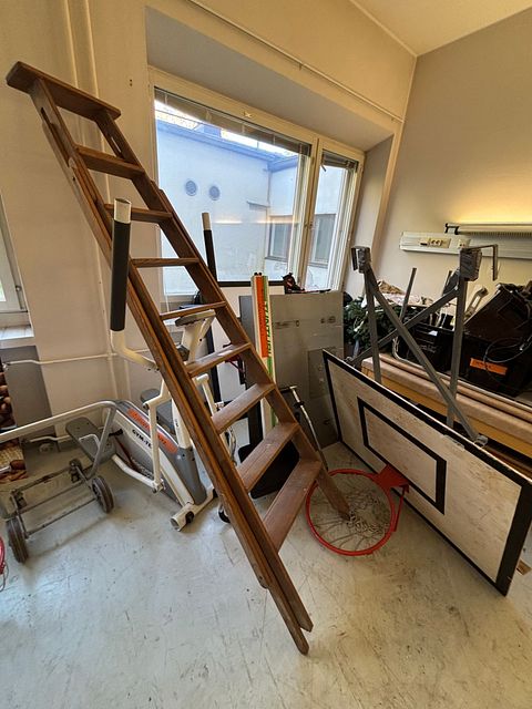 Image 1/2