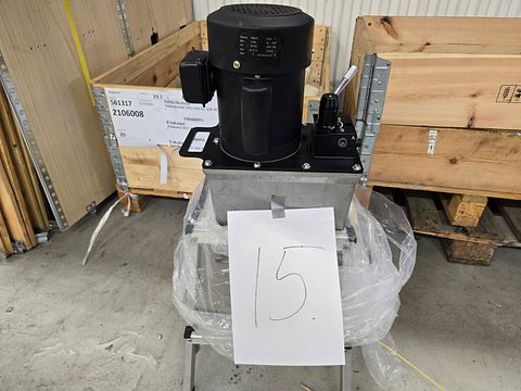 Image 1/8