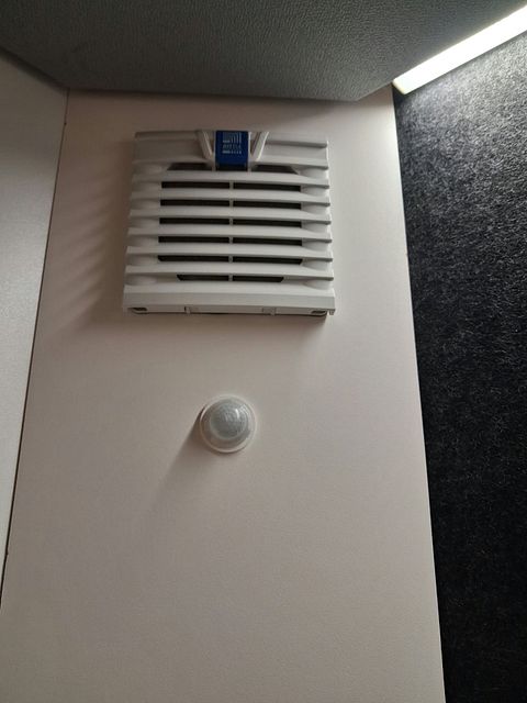Image 4/8