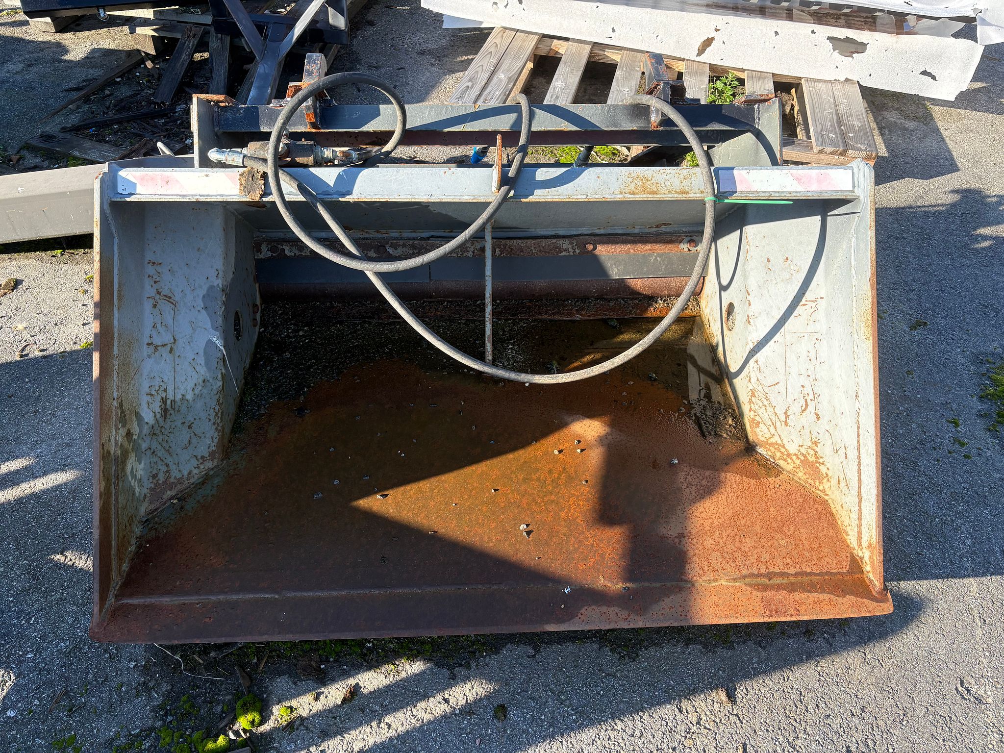 Image 3/6