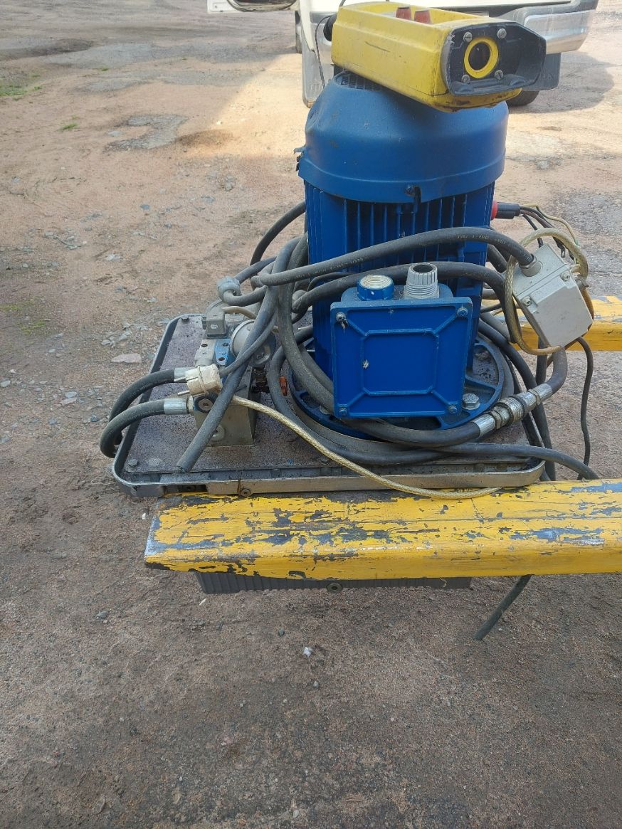 Image 2/4