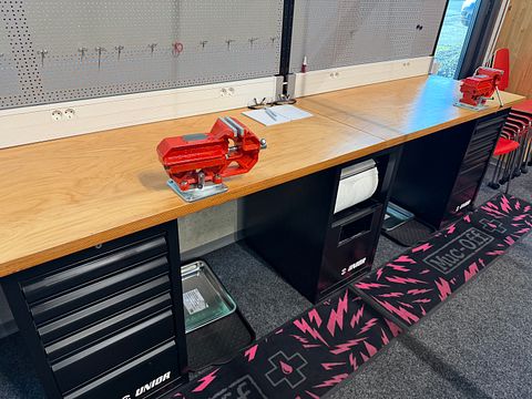 Image 2/25