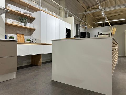 Image 10/110
