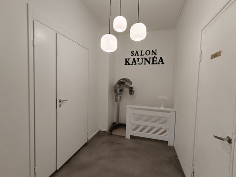 Image 9/19