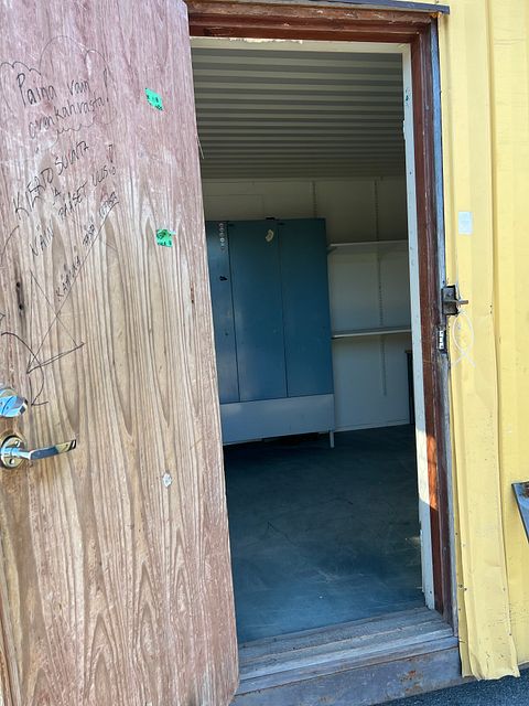 Image 4/8