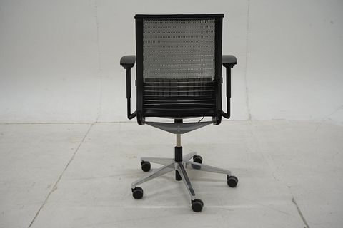 Image 4/8