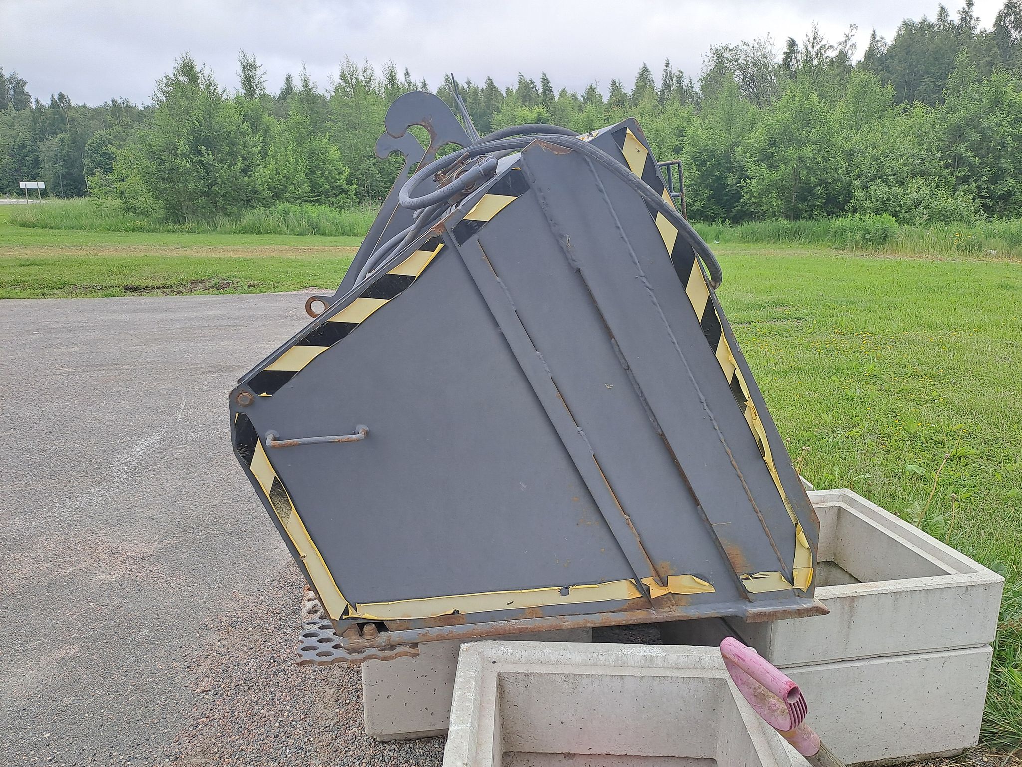 Image 2/4