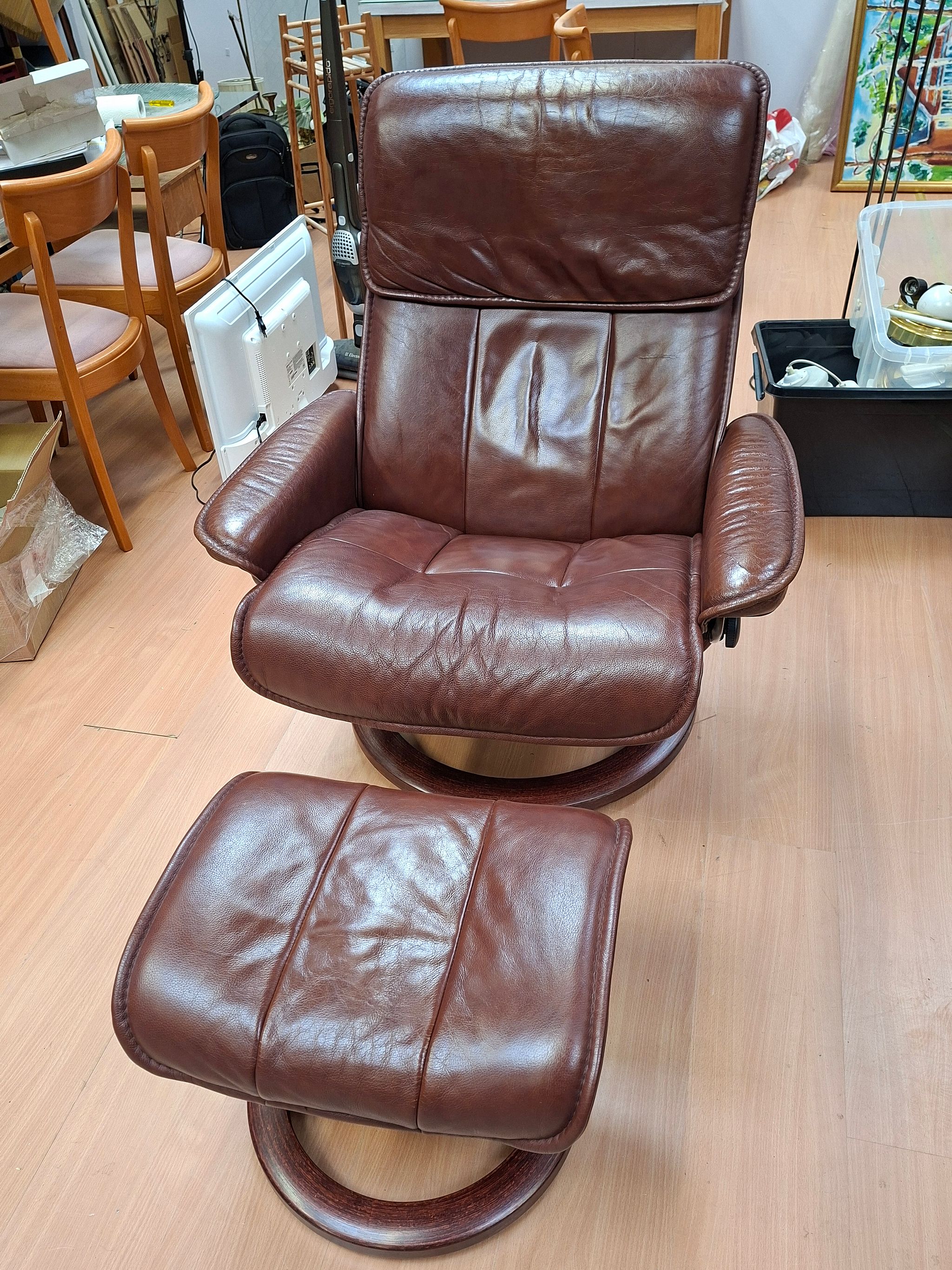 Ekornes Stressless- nahkainen nojatuoli ja rahi, Vantaa | Huutokaupat.com