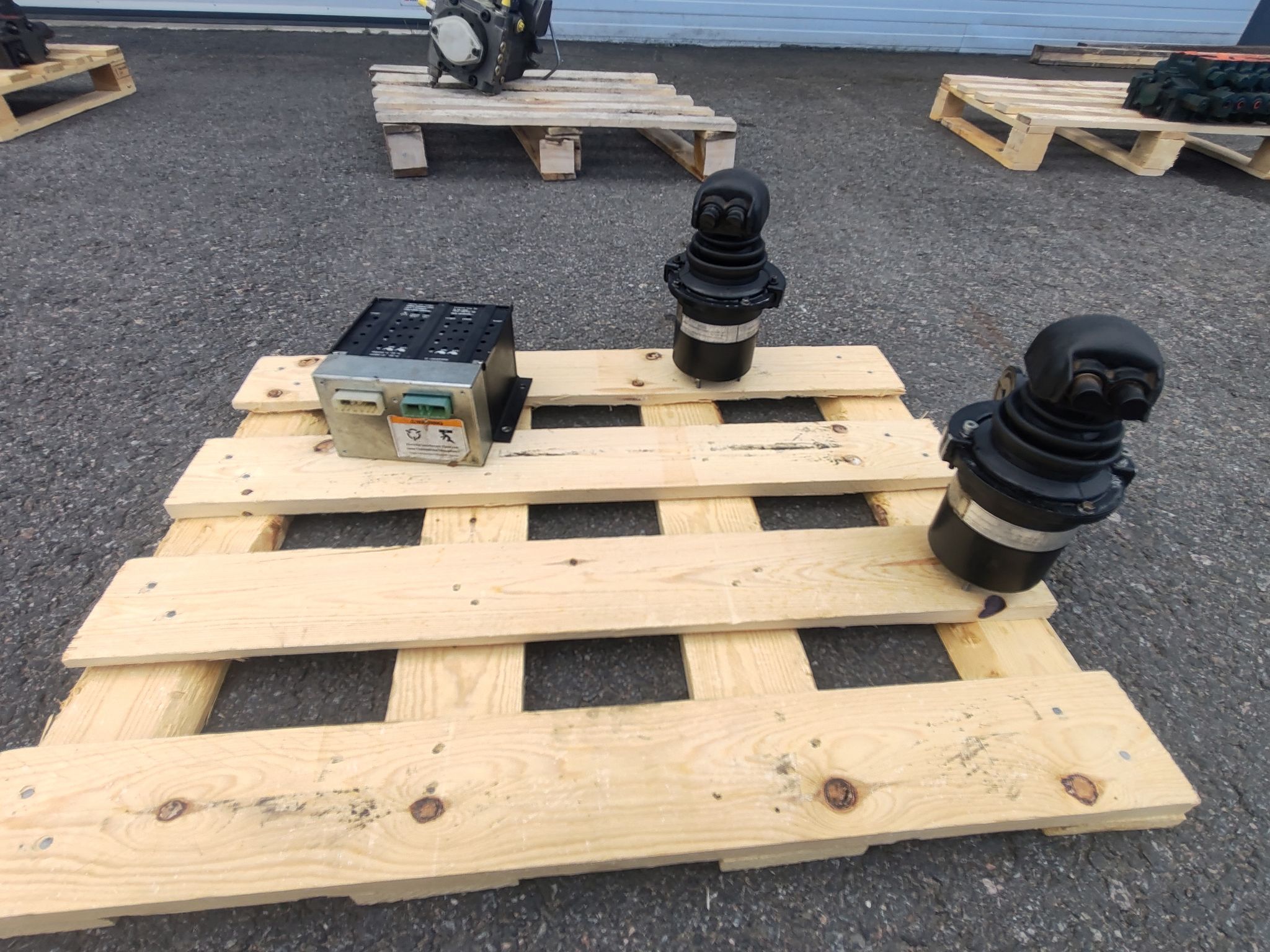 Image 1/8