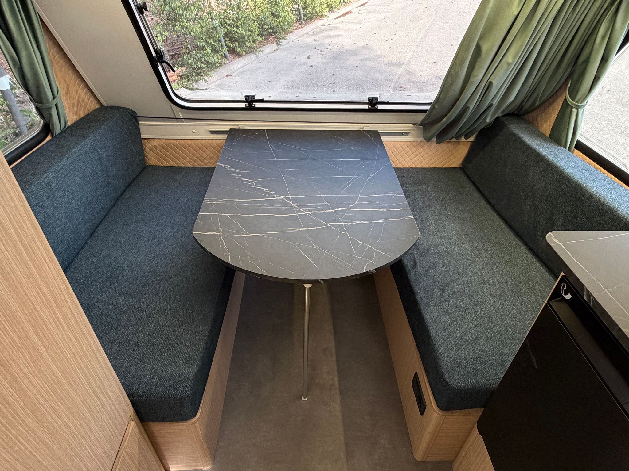 Image 11/28
