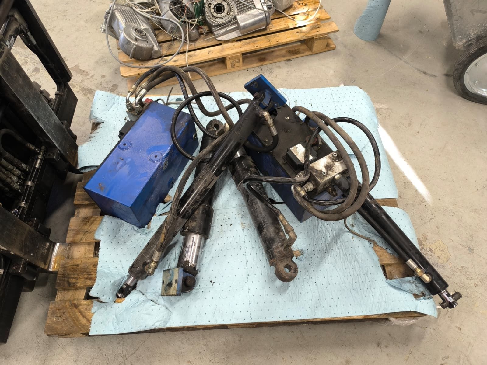 Image 1/2