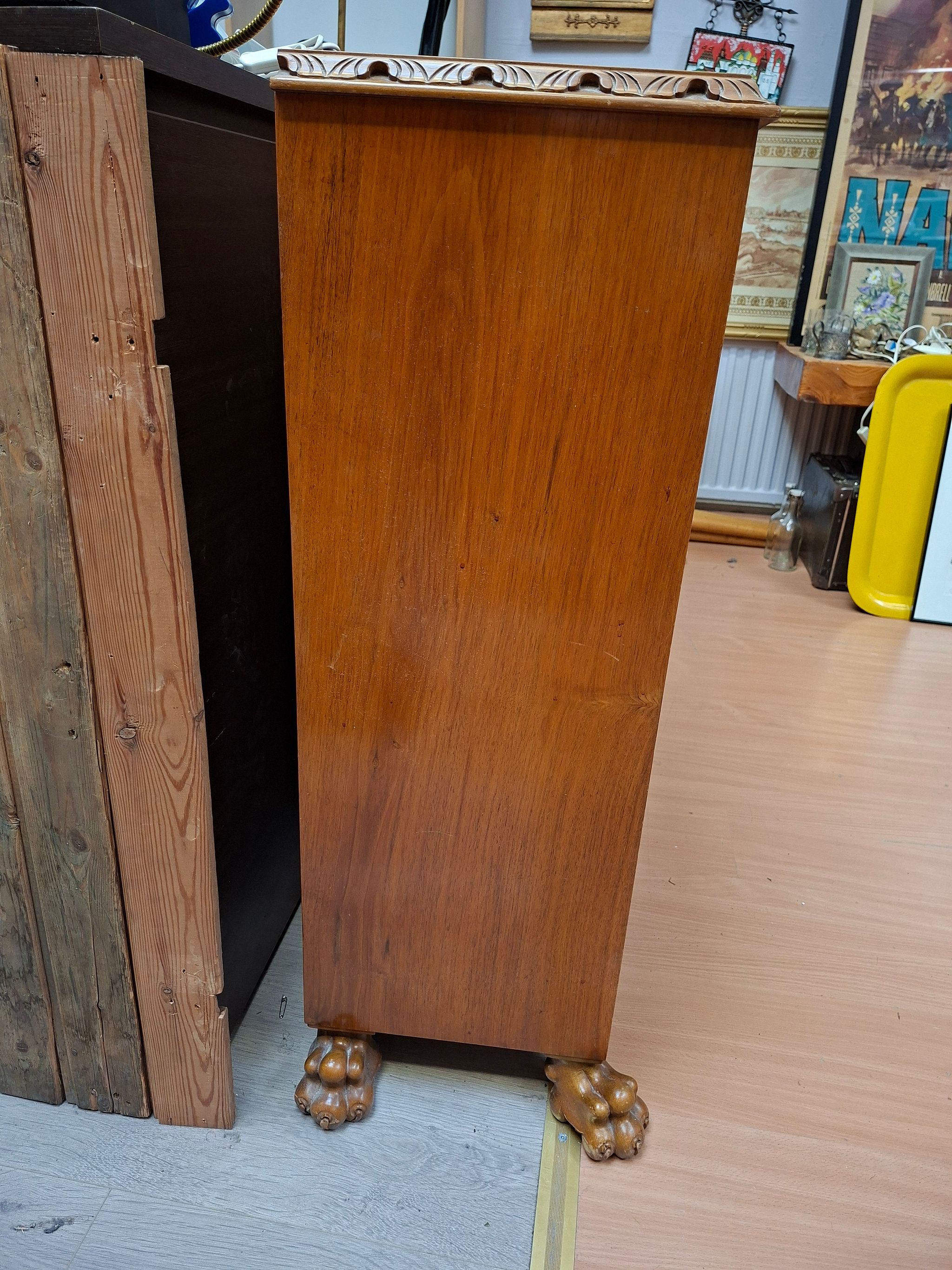 Image 4/8