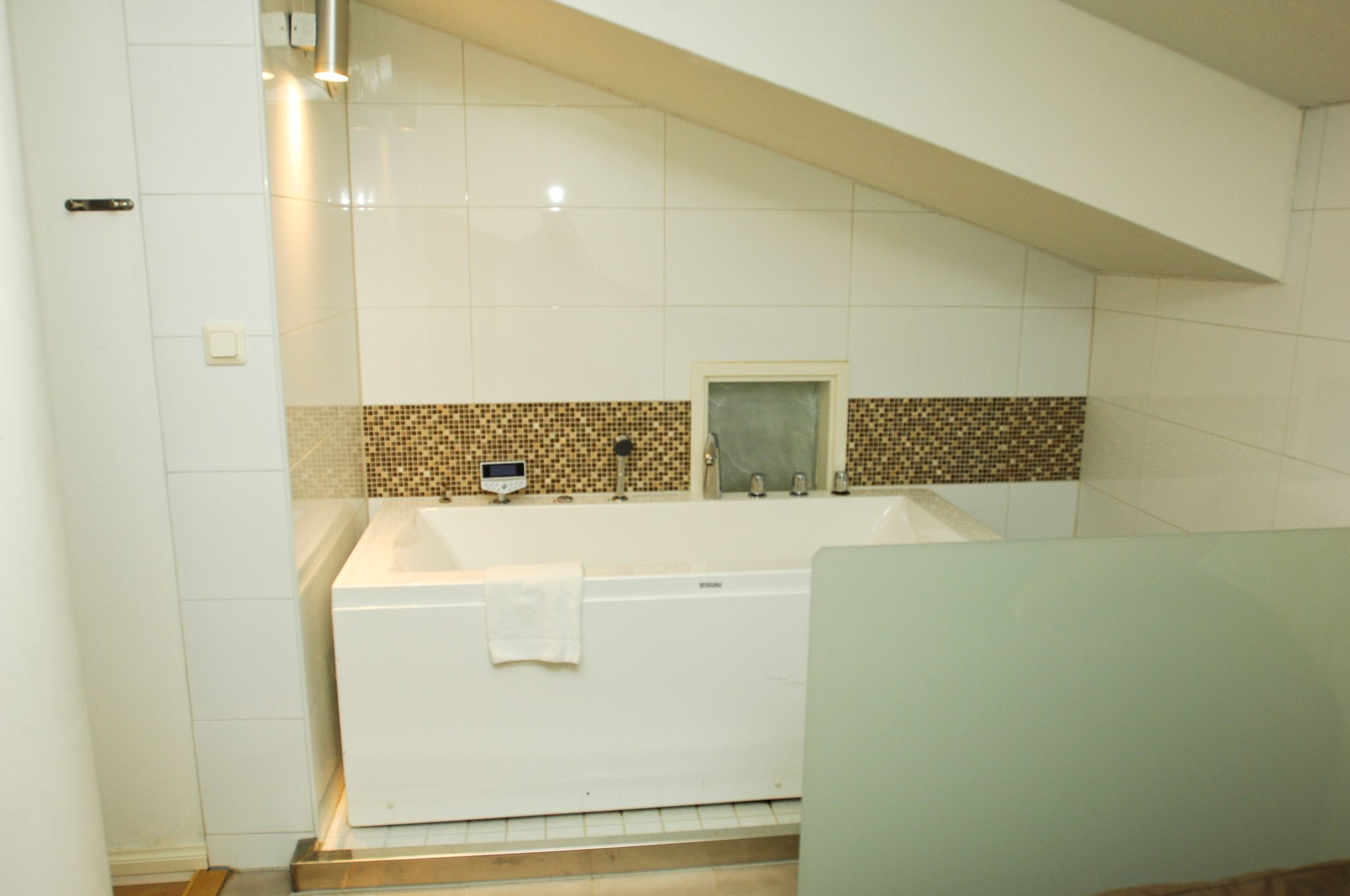 Image 7/28