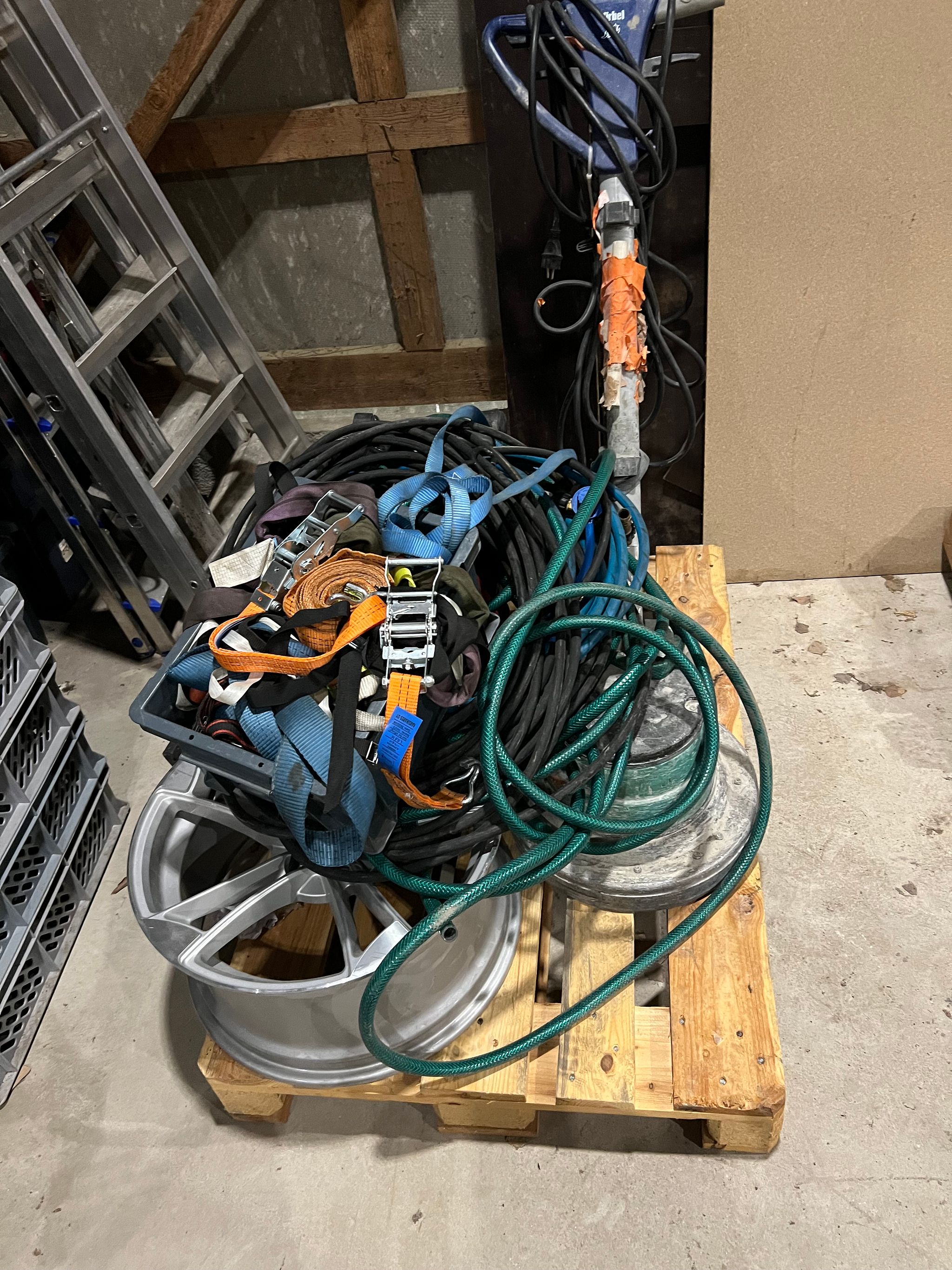 Image 2/9