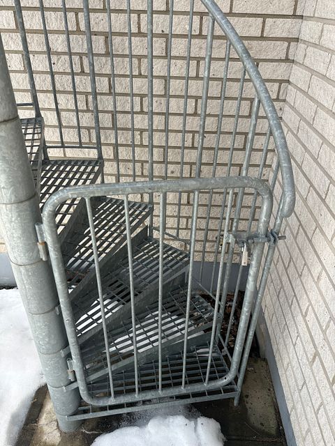 Image 3/4