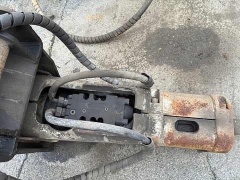 Image 4/8