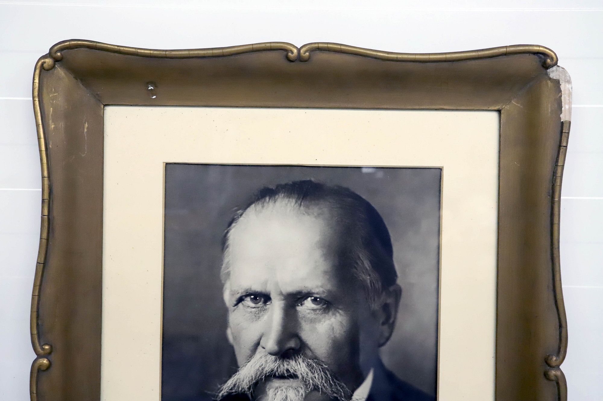 Image 2/8