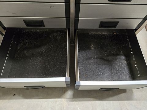 Image 8/10