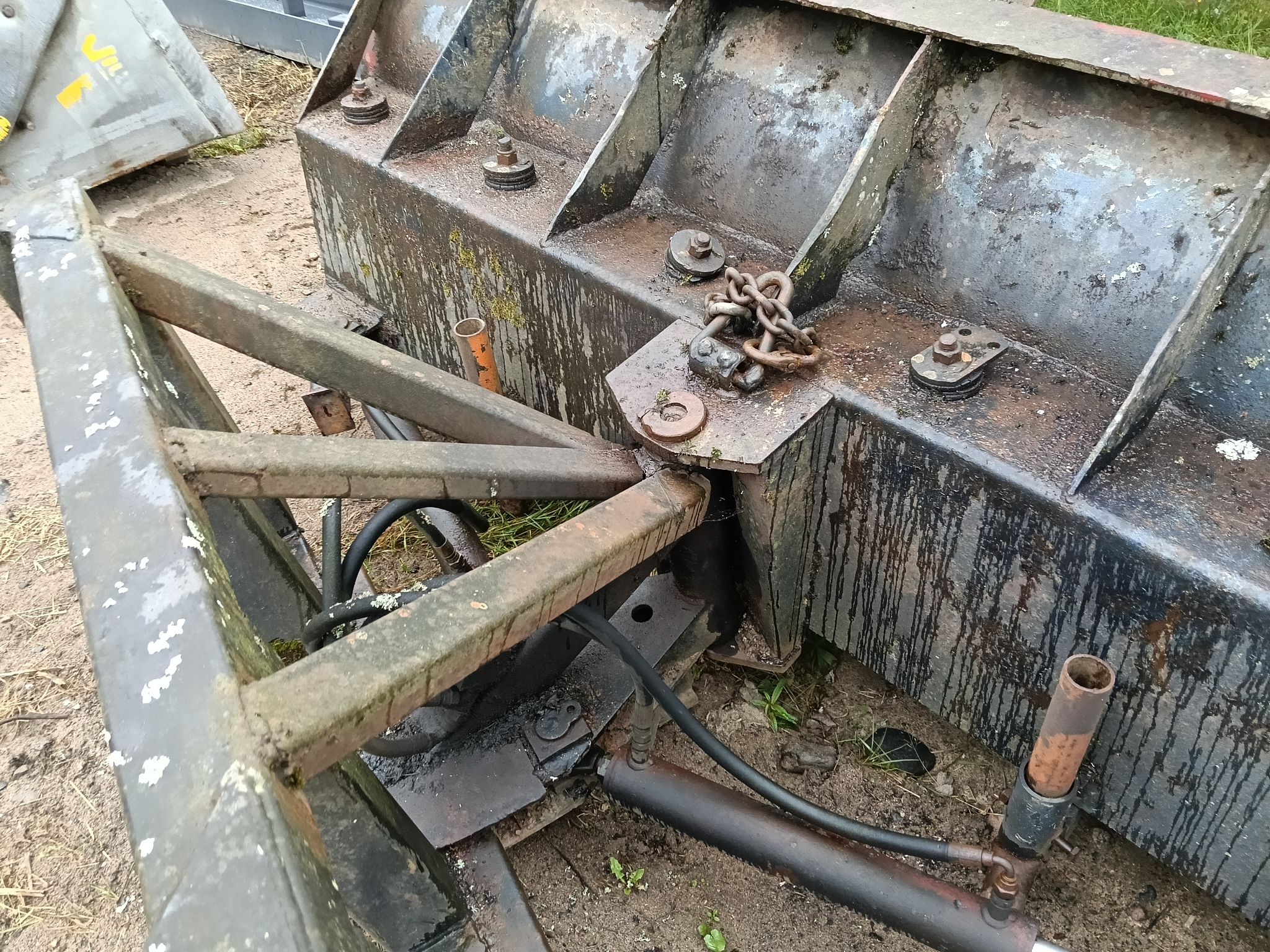 Image 2/8