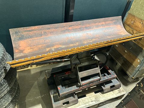 Image 4/8
