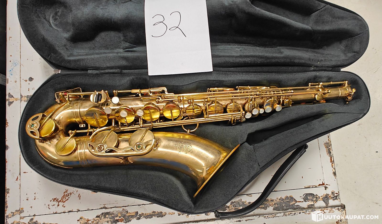 Saksofoni Riga Puhallinsoitin Selmer (Saksofoni?) kuljetussalkussa. (kohde 32 ...