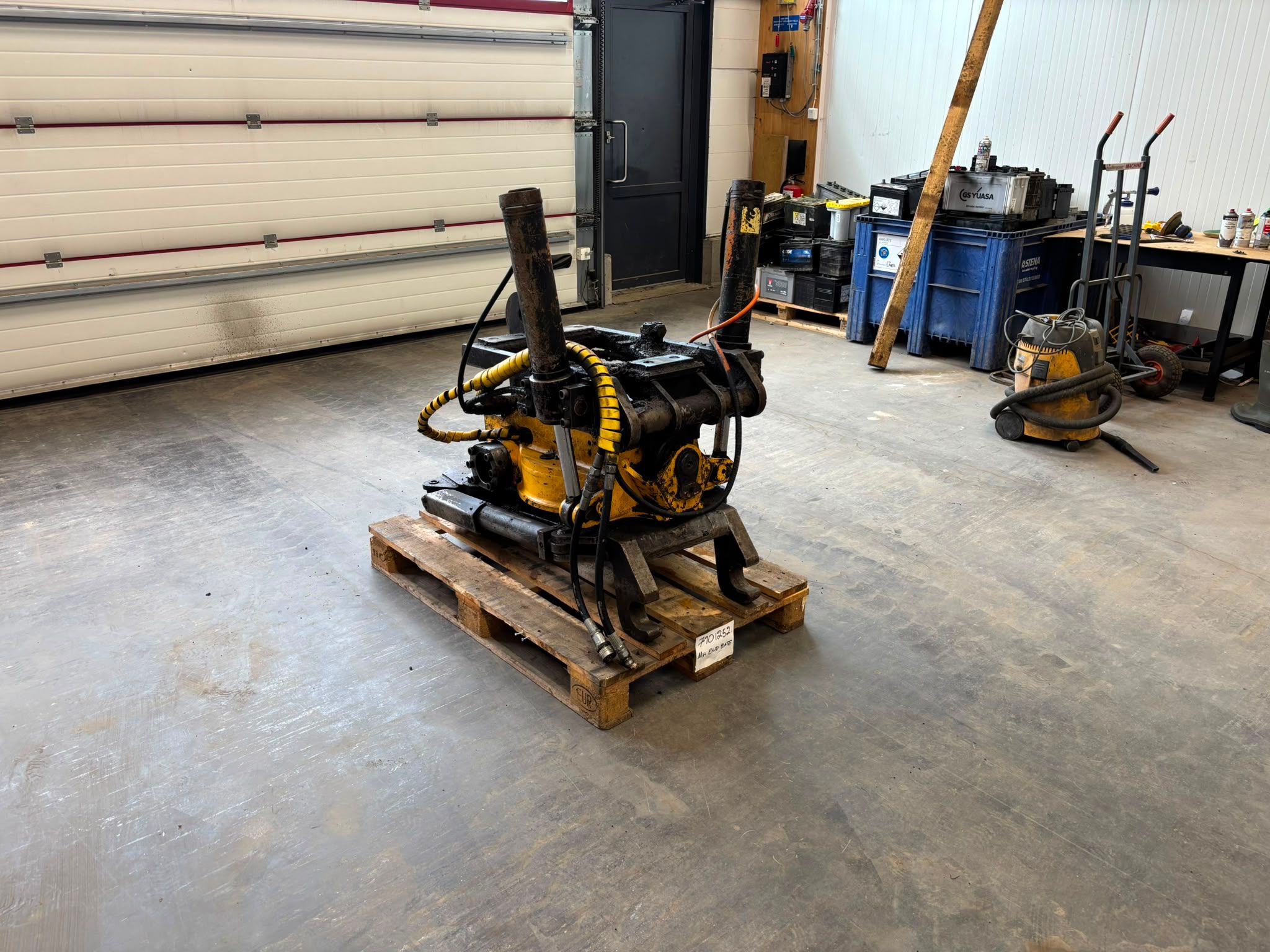 Image 4/8