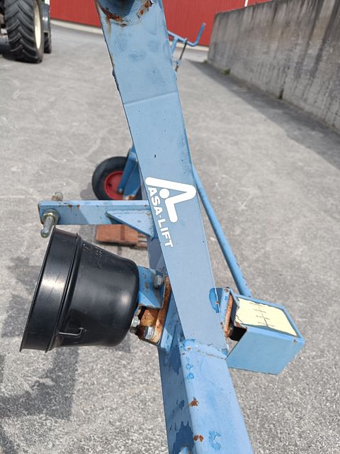 Image 4/8