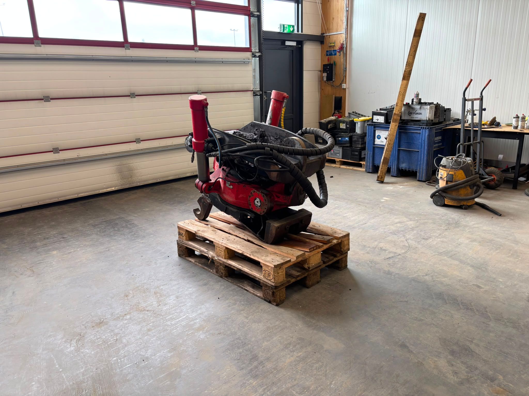 Image 1/8