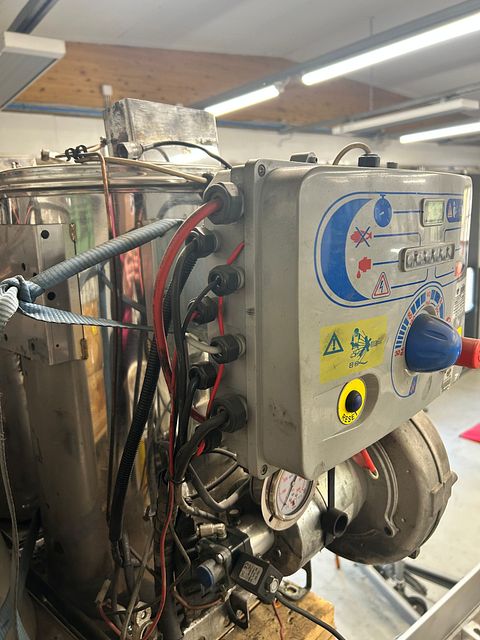 Image 2/4