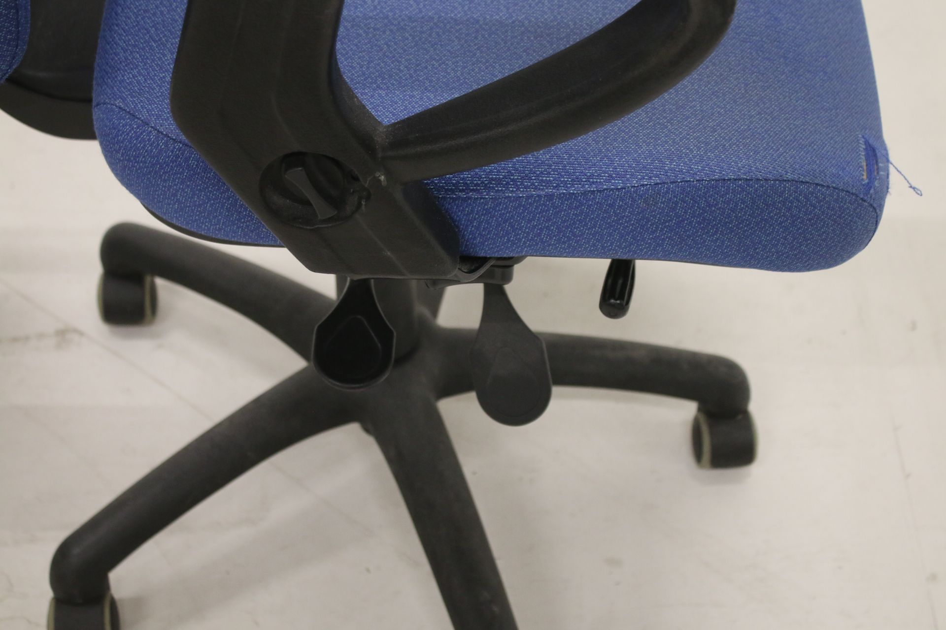 Image 8/10