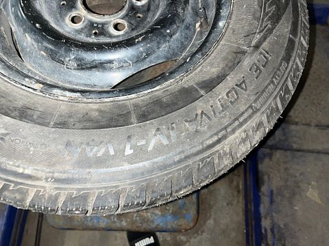 Image 8/12