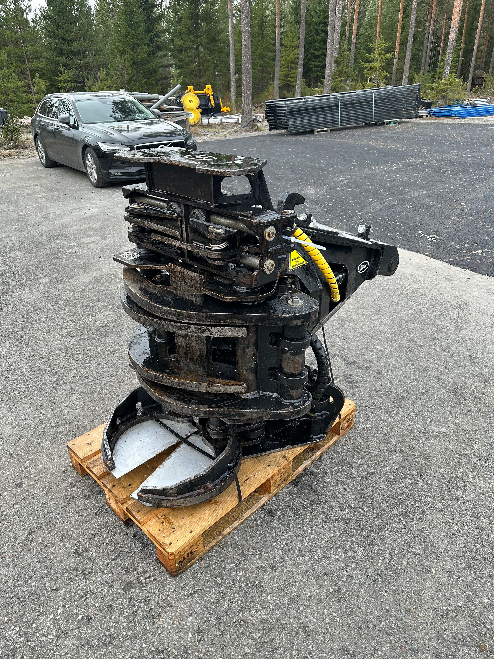 Image 1/8