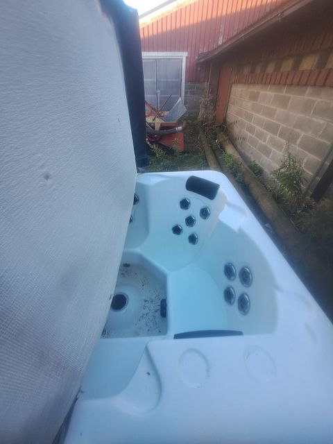 Image 2/8