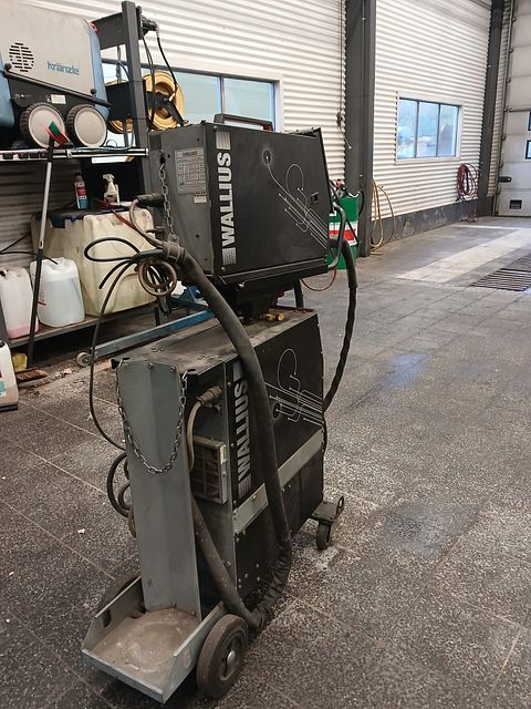 Image 2/8