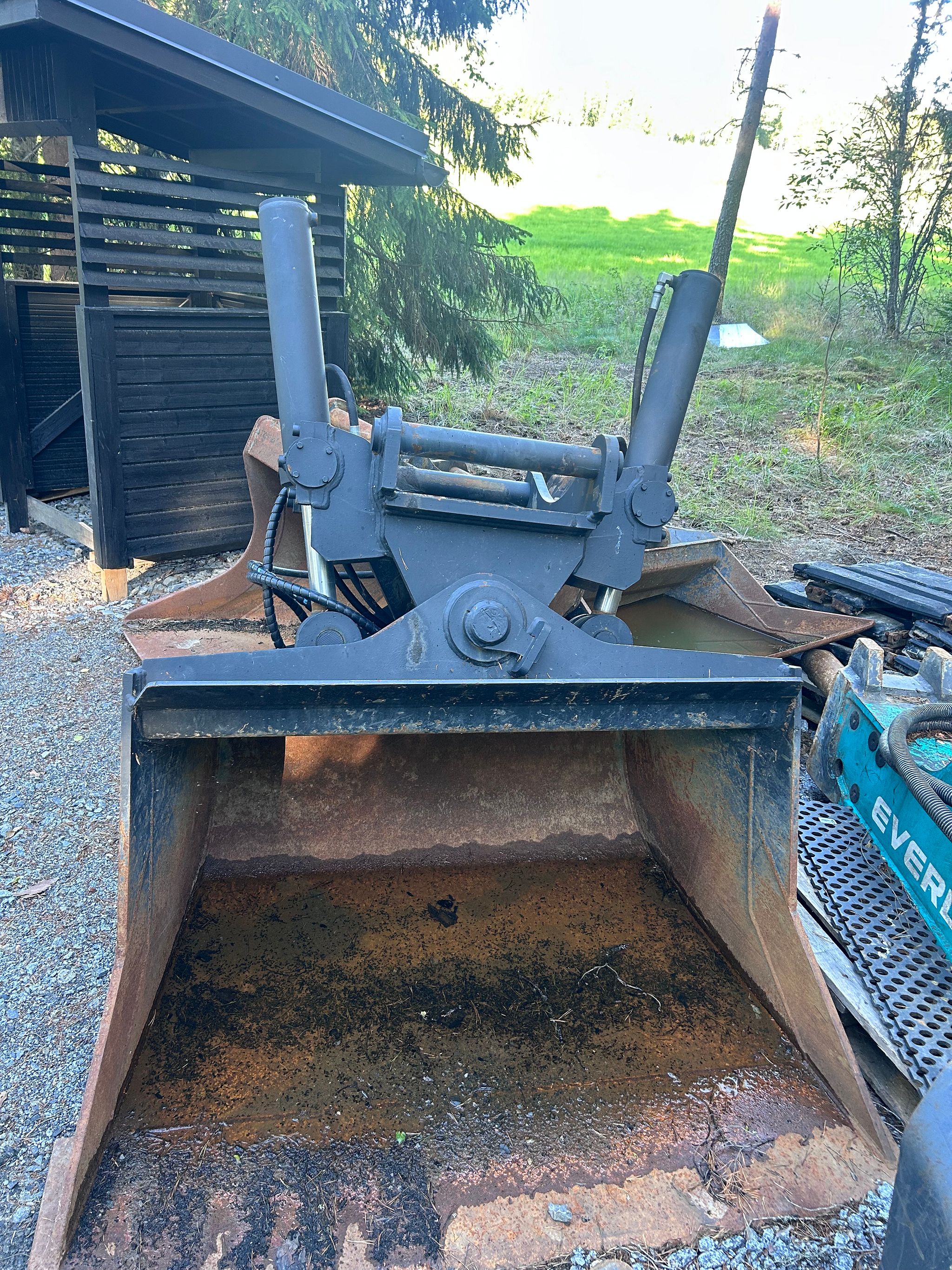Image 1/4