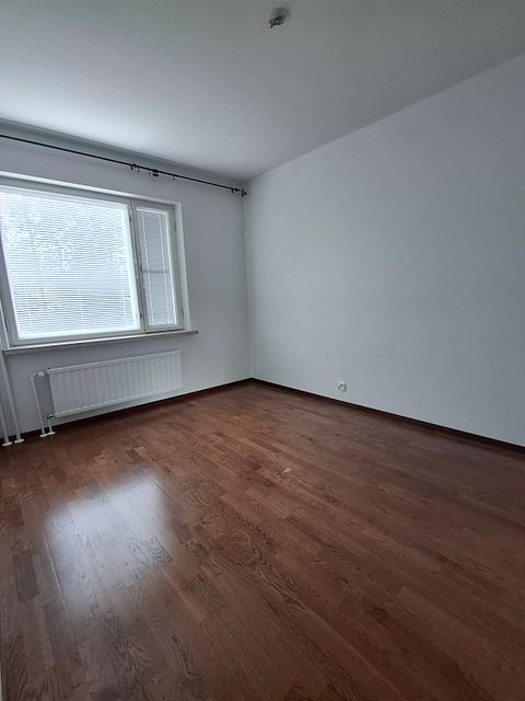 Image 8/12